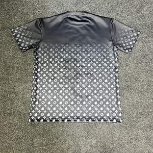 Camiseta sublimada con monograma personalizado de alta calidad, de algodón y poliéster, de secado rápido y tela ecológica, disponible a precio de fábrica. - Product Image 2