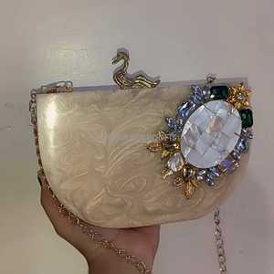 Elegante bolso de mano de resina perlada con borde de cristal y cierre dorado, hecho a mano para bodas, fiestas y eventos especiales. - Product Image 4