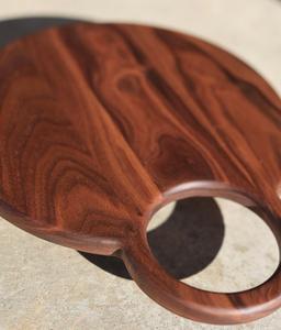 Planche à découper en bois d'acacia, design rond avec poignée, épaisse, durable, sûre pour les couteaux, idéale pour couper, servir et offrir en cadeau - Product Image 3