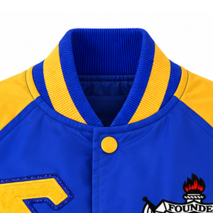 Chaqueta Bomber Azul Rey y Amarilla para Mujer con Letras Bordadas en Chenilla, Forro Personalizado, Botones a Presión y Ribetes Estilo Universitario - Product Image 2