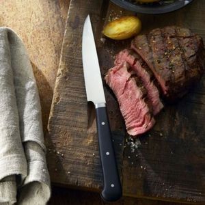 Ensemble de 4 couteaux à steak noirs avec lames argentées unies et manches rivetés dans un plateau en bois brun clair pour la table à manger - Product Image 6