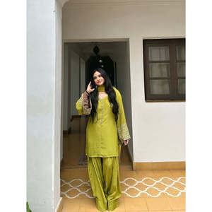 Ensemble haut-bas et dupatta de soirée respirant de longueur midi, design élégant - Product Image 3