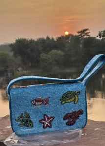 กระเป๋าถือทำมือจากอินเดีย รับรองโดย MS Handicraft ประดับด้วยลูกปัดแก้วหลากสี ดีไซน์ทรงบาแกตต์ รูปทรงตามสั่ง - Product Image 3