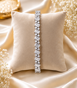 Bracelet tennis en or blanc avec diamants de laboratoire taille émeraude pour femme, idéal pour les mariages - Product Image 6