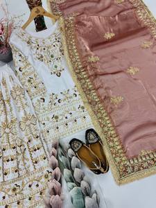 Traje Sharara de Organza de Lujo para Mujer Pakistaní, con Mangas Delanteras y Dupatta Profusamente Bordados con Detalles Premium como Cuentas - Product Image 4