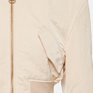 Chaqueta Bomber Reggie de Satén Regular, Satén Texturizado Color Hueso, Hombros Anchos, Cierre Bidireccional, Reversible, Impermeable, Unisex, de Lujo - Product Image 3