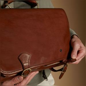 Maletín de Cuero Genuino de Grano Completo para Hombre, Bolso Bandolera Vintage de Cuero Marrón Envejecido con Detalles en Latón Antiguo - Product Image 6