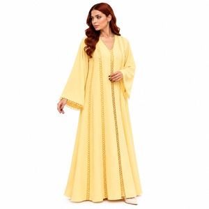Robe musulmane jaune à manches longues avec col en V et détails verticaux inspirés de la dentelle, style abaya ample et longue pour femmes - Product Image 2