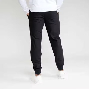 Pantalon de jogging pour homme en tricot doux mélange coton-spandex avec poche arrière et surpiqûres pour un style streetwear. - Product Image 3