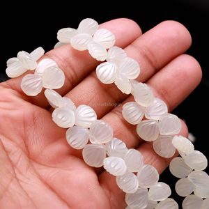 ลูกปัดหินมูนสโตนสีขาวธรรมชาติแกะสลักจากเปลือกหอย เจาะรูด้านข้าง ขนาด 9-10 มม. ลูกปัดมูนสโตนแกะสลักด้วยมือ สำหรับทำเครื่องประดับ ขายส่ง - Product Image 5