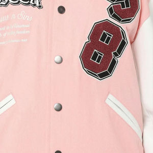 Veste universitaire rose et blanche avec patch en chenille, lettrage brodé 89, style épaules tombantes, col rabattu, toile de coton, unisexe - Product Image 3