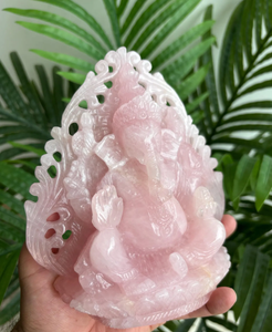 Statue de Ganesha en quartz rose sculptée à la main avec motif floral au dos, idole de dieu hindou pour la décoration de la maison ou du temple, cadeau - Product Image 5