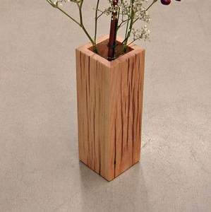 Vase à fleurs en bois massif fait main, idéal pour la décoration intérieure rustique, ajoutant une beauté visuelle organique. - Product Image 5