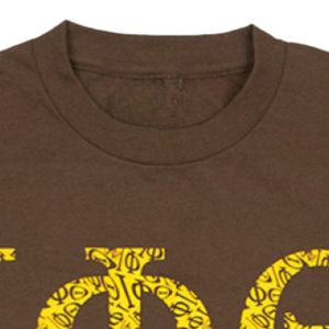 T-shirt graphique Iota Phi Theta marron et or, vêtement grec de fraternité, en coton premium, coupe élégante pour tous les jours - Product Image 5