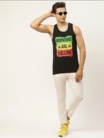Camiseta sin mangas negra para hombre con estampado Rasta 'Las montañas te llaman', cuello redondo, estilo casual, de algodón transpirable, con logo frontal