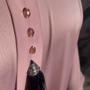 Abaya Modeste Rose en Mousseline de Soie avec Pompons et Boutons, Manches Longues, Longueur Ras du Sol, Robe Naturelle pour Femme, Col Rond, Élégante, Service OEM, Tenue de Soirée - Product Image 2