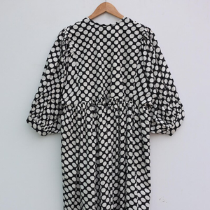 Belle robe en coton à motifs floraux, imprimée à la main, pour un usage décontracté. - Product Image 6