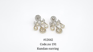 ต่างหูระย้าแบบ Kundan รุ่น 12642 ประดับด้วยพลอยสีเขียวเคลือบด้วยทองคำขาว ประดับด้วยเพชรคิวบิกเซอร์โคเนียทรงลูกแพร์ สำหรับผู้หญิงในงานแต่งงาน - Product Image 4