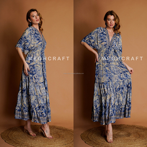 เดรสแม็กซี่คอวีพิมพ์ลายดอกไม้โบฮีเมียนขนาดพลัสไซส์เป็นมิตรกับสิ่งแวดล้อม - Product Image 1