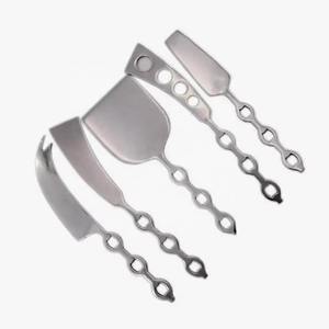 Magnifique ensemble d'outils à fromage métalliques argentés qui rend le service du fromage une expérience culinaire raffinée. - Product Image 2