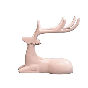 Sculpture de renne rose pastel minimaliste en métal fait main, écologique et accrocheuse, pour une décoration de Noël élégante - Product Image 1