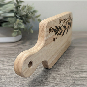 Hermosa tabla de cortar de madera con delicado diseño floral de ramas de flores silvestres quemadas a mano y asa integrada para colgar. - Product Image 5