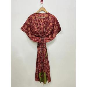 Kaftán de Seda Floral de Lujo para Mujer de Ethnic Craft Hub, Elegante Traje de Baño o Ropa de Playa de la India - Product Image 4