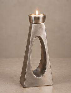 Porte-bougie contemporain en métal argenté brossé, silhouette d'arche de fenêtre, ornement de table minimaliste - Product Image 4