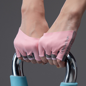ถุงมือฟิตเนสผู้หญิงแบบครึ่งนิ้ว โพลีเอสเตอร์ ระบายอากาศได้ดี สำหรับออกกำลังกาย ยิม เทรนนิ่ง ออกกำลังกายแบบดึงขึ้น ถุงมือออกกำลังกาย - Product Image 3