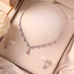 Ensemble de bijoux de mariage en argent plaqué or avec rubis et perles, de la marque Hallmark, de style Riwaayat, avec forme de goutte d'eau et sertissage à griffes - Product Image 1