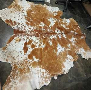 Tapis personnalisé en peau de vache avec poils, marron et blanc, imprimé animal, bordure en fourrure, lavable, décoration de sol unisexe - Product Image 1