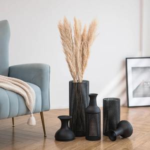 Ensemble de 3 vases décoratifs hauts en métal noir ajouré pour salon, pour l'arrangement de fleurs artificielles, provenant d'Inde - Product Image 4