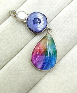 Colgante de Cuarzo Solar Arcoíris Hecho a Mano, Gema Natural Morada, Chapado en Plata, Forma de Pera, Regalo para Fiestas, Alta Calidad, Unisex - Product Image 5