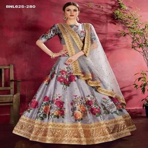 Hermoso Lehenga-Choli-Dupatta de seda artística de alta calidad con estampado floral, bordado con Dori, Zari y lentejuelas, color gris, suministro al por mayor. - Product Image 1