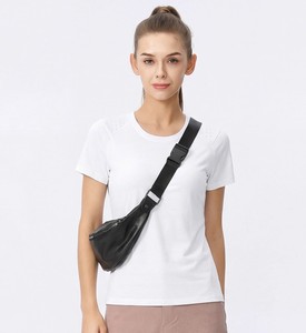 เสื้อยืดคอกลมสีขาวล้วนสำหรับผู้หญิง แขนสั้น ทรงปกติ แห้งเร็ว โพลีเอสเตอร์ เสื้อลำลองฤดูร้อน ผ้าทอจีบ - Product Image 1