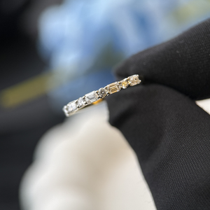 Anillo de Boda de Oro Blanco de 14K con Diamantes Cultivados en Laboratorio de Formas Mixtas, Corte Esmeralda y Diamantes Redondos, Certificado IGI, Apilable, para Aniversario - Product Image 2