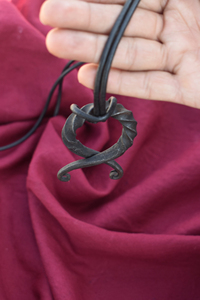 Colgante de hierro rústico con cruz de troll forjada a mano medieval, forjado por expertos artesanos, inspirado en la antigua tradición nórdica. - Product Image 2