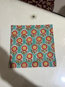 Servilleta de Mesa Cuadrada Moderna 100% Algodón con Estampado a Mano, Diseño Floral, Reutilizable, de la India (Rajasthan) - Product Image 4