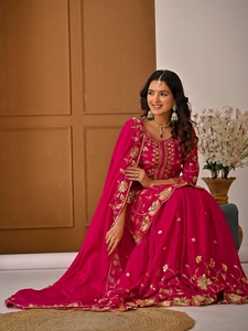 Elegante conjunto de lehenga choli de seda chinnon pesada con bordado de lentejuelas, mangas largas, ropa étnica festiva para bodas, para mujeres. - Product Image 2