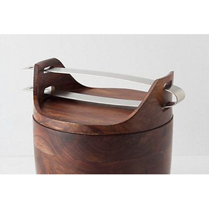 Élégant seau à glace en bois avec poignées latérales intégrées, couvercle plat assorti et pinces de service métalliques élégantes, rangées sur le dessus. - Product Image 4