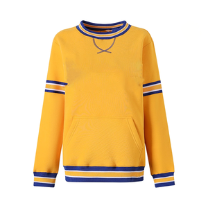 เสื้อสเวตเชิ้ตคอกลมแบบมีกระเป๋า ผ้าเชนิลล์สีทอง SGRho สำหรับผู้หญิง ปักลายสัญลักษณ์ชมรม ผ้าฝ้ายฟลีซ สำหรับฤดูหนาว เสื้อผ้าสไตล์กรีก รับผลิตแบบ OEM - Product Image 1