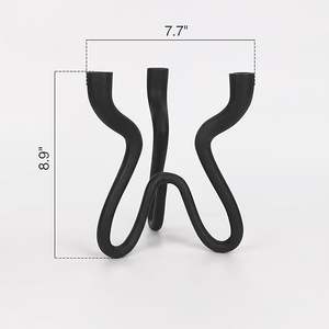 Candelabro triple de hierro fundido, portavelas de metal, soporte para velas cónicas, negro mate, con tres brazos. - Product Image 1