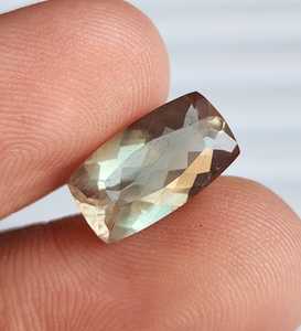 Piedra preciosa suelta de Sunstone natural de Oregón, tallada en forma de cojín, color verde champagne, para la elaboración de joyas. - Product Image 3