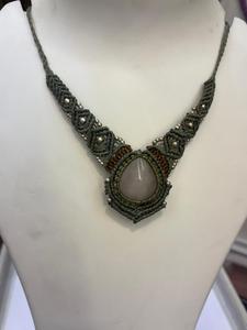 Collier en macramé violet fait main avec pendentif en pierre œil de tigre, perles dorées, bijoux de style bohème, vente en gros - Product Image 3