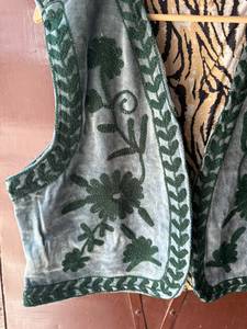 Chaleco Corto de Terciopelo Artesanal Estilo Suzani al por Mayor |   Chaqueta Boho de Algodón Transpirable sin Mangas con Bordado Floral Hecho a Mano para Mujer - Product Image 2