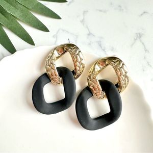 Boucles d'oreilles à clip en résine personnalisées faites à la main, cadeau classique pour femmes pour anniversaire et célébration - Product Image 1