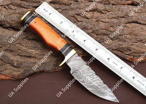 Couteau de chasse Skinner Damas sur mesure OEM ODM, ultra-affûté, avec manche en résine époxy de qualité supérieure, garde en laiton et étui en cuir - Product Image 3