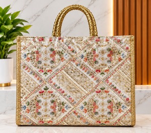 Sac fourre-tout carré en tissu brodé à motif géométrique avec poignées en corde et fermeture éclair arrière pour la plage, les voyages et le rangement à domicile - Product Image 1