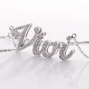 Elegante Colgante con Nombre en Cursiva, con Detalles de Diamantes Cultivados en Laboratorio, Letra Personalizada - Product Image 1