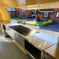 Roze Streetfood-trailer met groot serveervenster, espresso, softijs, fruitthee, op maat gemaakte apparatuur voor de VS en Europa